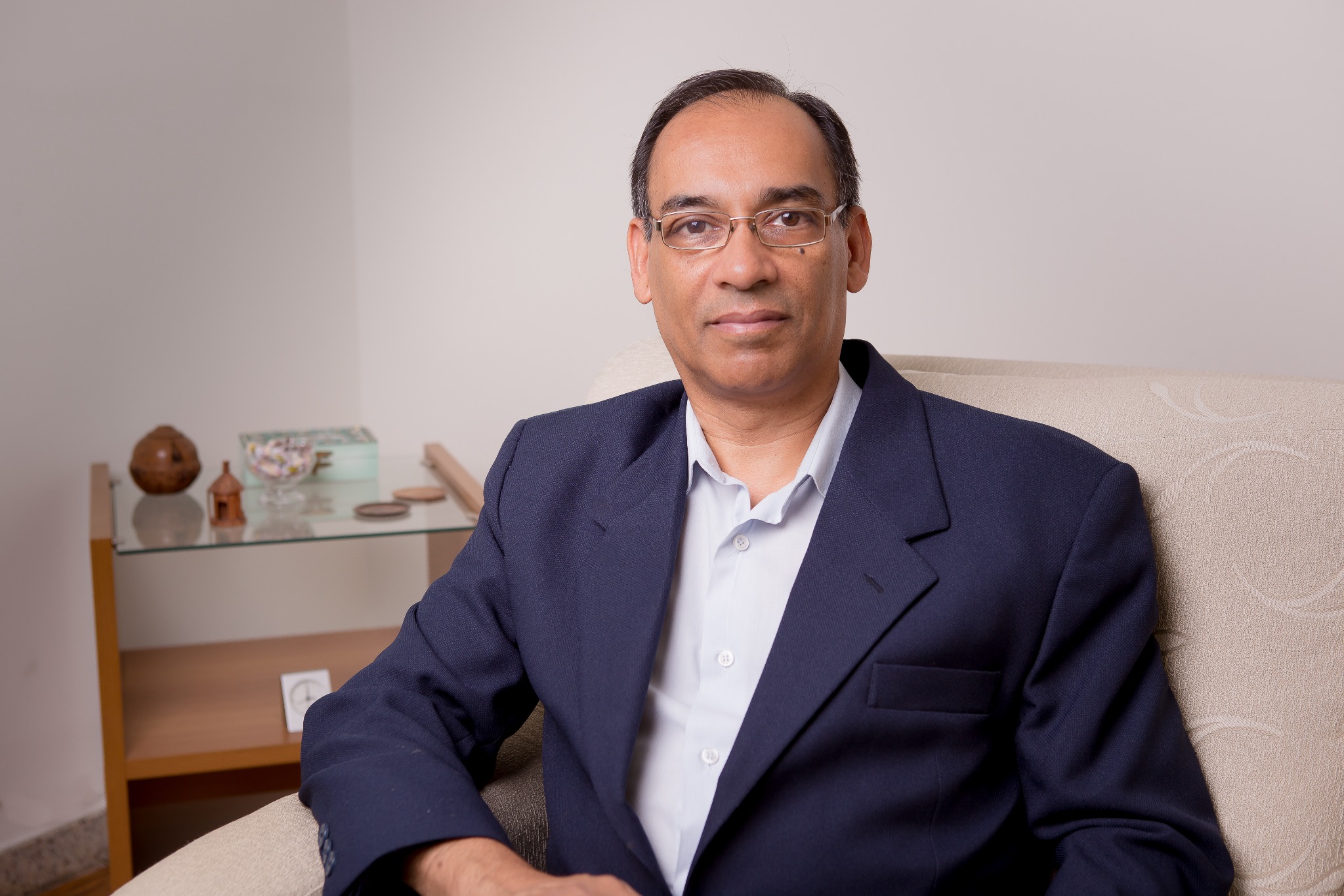 Dr. Edgard Gonçalves em ambiente profissional de atendimento psicológico
